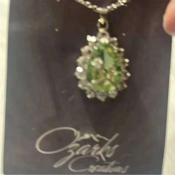 NWT  SILVER NECKLACE WITH GREEN STONE WITH A FLOWER IN THE CENTER - Picture 6 of 9